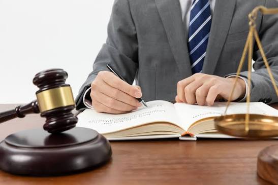 Рішення від адвоката в Україні: Як юрист може допомогти громадянам України Рішення від адвоката в Україні: Як юрист може допомогти громадянам України